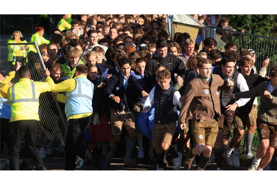 Auf die Plätze, fertig, los - Oktoberfestbesucher stürmen auf die Festwiese