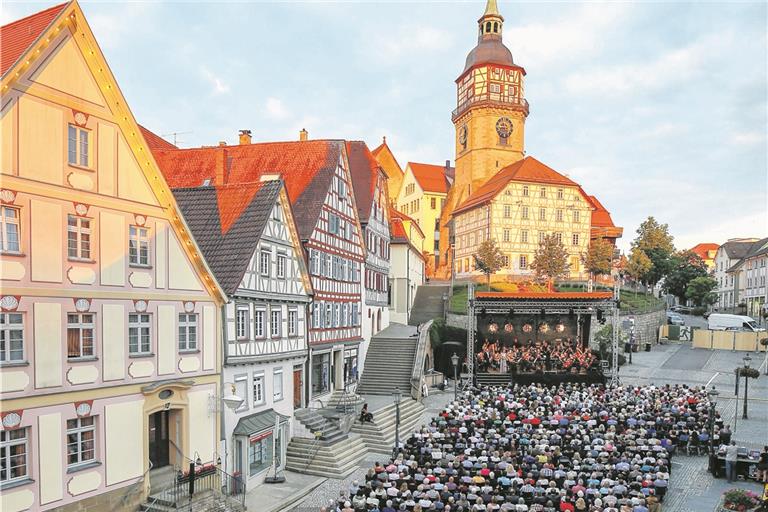 Auf diese Kulisse dürfen sich die Besucher des classic-ope(r)n-airs in diesem Jahr wieder freuen: volle Bänke vor der Bühne auf dem Marktplatz. Archivbild: Alexander Becher