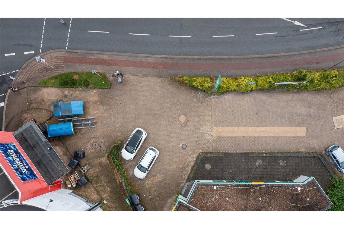 Auf diesem Parkplatz in Herford soll eine Frau von sieben Verdächtigen vergewaltigt worden sein. (Archivbild)