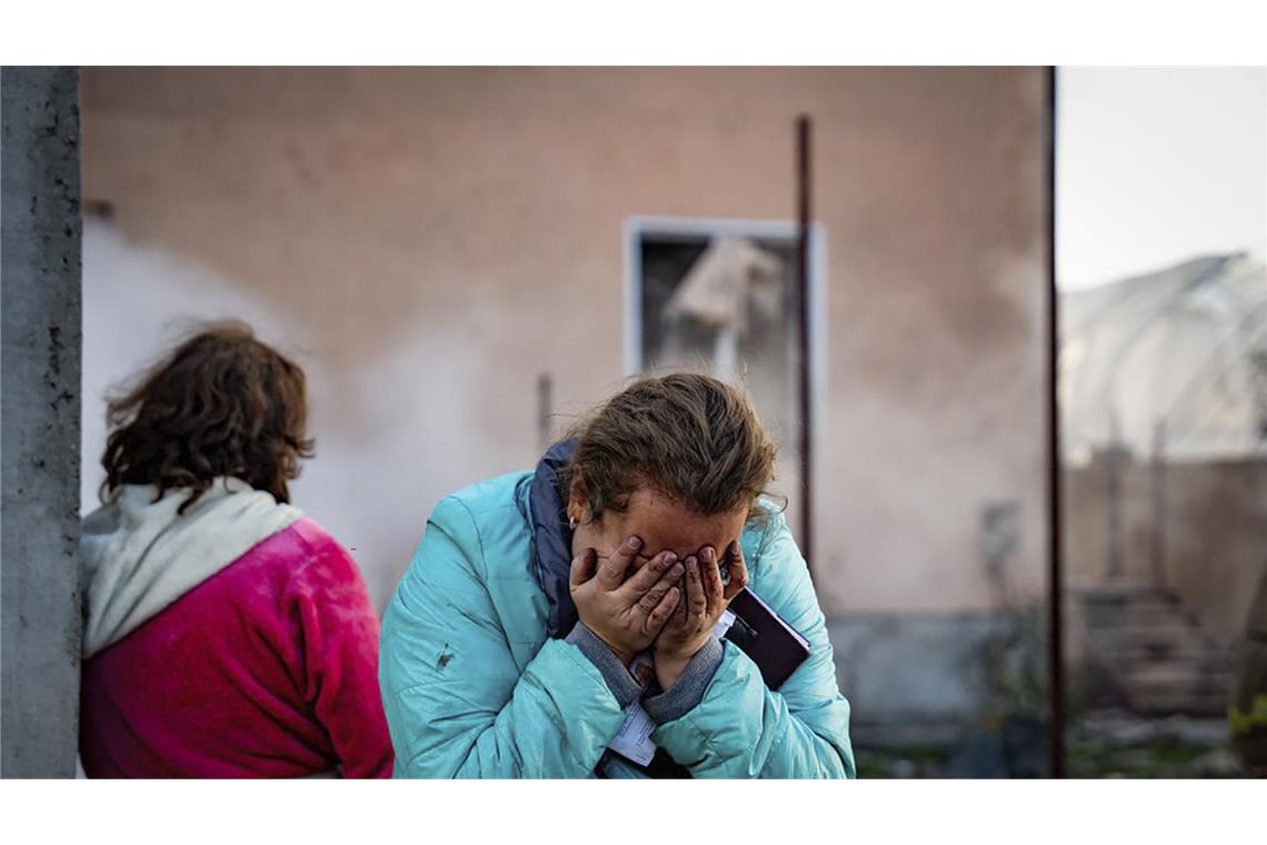 Auf diesem vom ukrainischen Katastrophenschutz zur Verfügung gestellten Foto weint eine Frau, nachdem ihr Haus bei einem russischen Raketenangriff in der Region Odessa zerstört wurde.