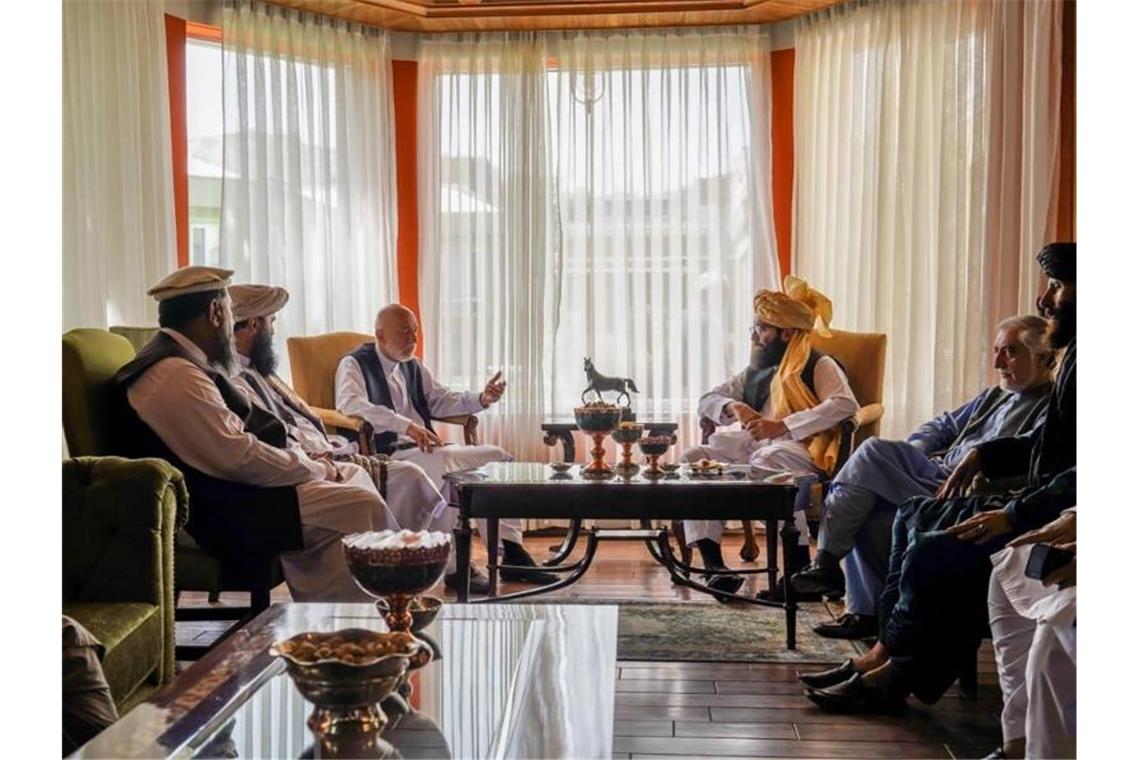 Taliban treffen andere politische Kräfte Afghanistans Auf diesem von den Taliban veröffentlichten Foto treffen sich Hamid Karsai (M,l-r), ehemaliger Präsident von Afghanistan, Anas Hakkani, hochrangiger Führer der Hakkani-Gruppe, Abdullah Abdullah, Vorsitzender des Nationalen Rats für Versöhnung, sowie weitere Mitglieder der Taliban-Delegation. Foto: Taliban/Taliban/AP/dpa
