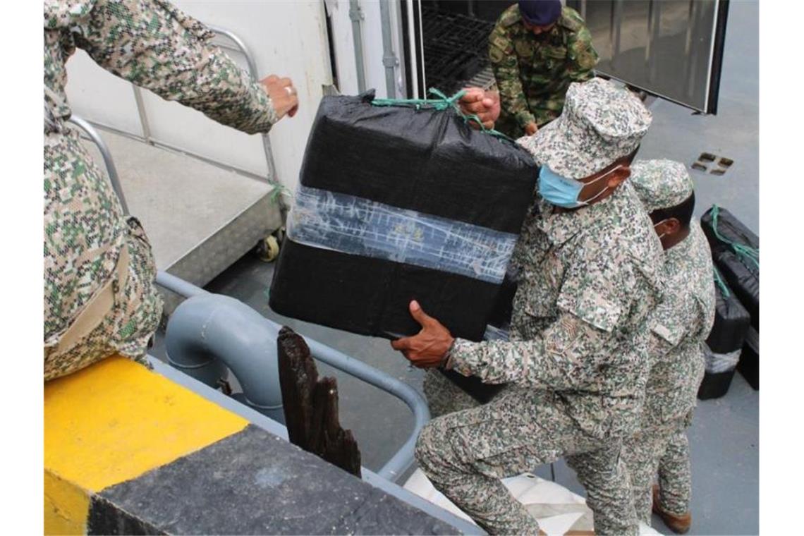 U-Boot mit fast zwei Tonnen Kokain vor Kolumbien gestoppt Auf diesem von der kolumbianischen Armee zur Verfügung gestellten Bild entladen Soldaten beschlagnahmte Drogen aus einem Halbtaucher. Foto: ---/Armada de Colombia/dpa