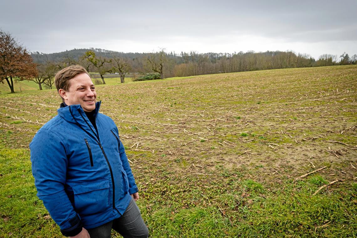 Auf einem Acker zwischen Bahngleisen und B14 (hinten zu sehen) will Markus Anders Backnangs erste Freiflächen-Fotovoltaikanlage errichten. Die Streuobstwiese im Hintergrund wird dabei nicht angetastet. Foto: Alexander Becher