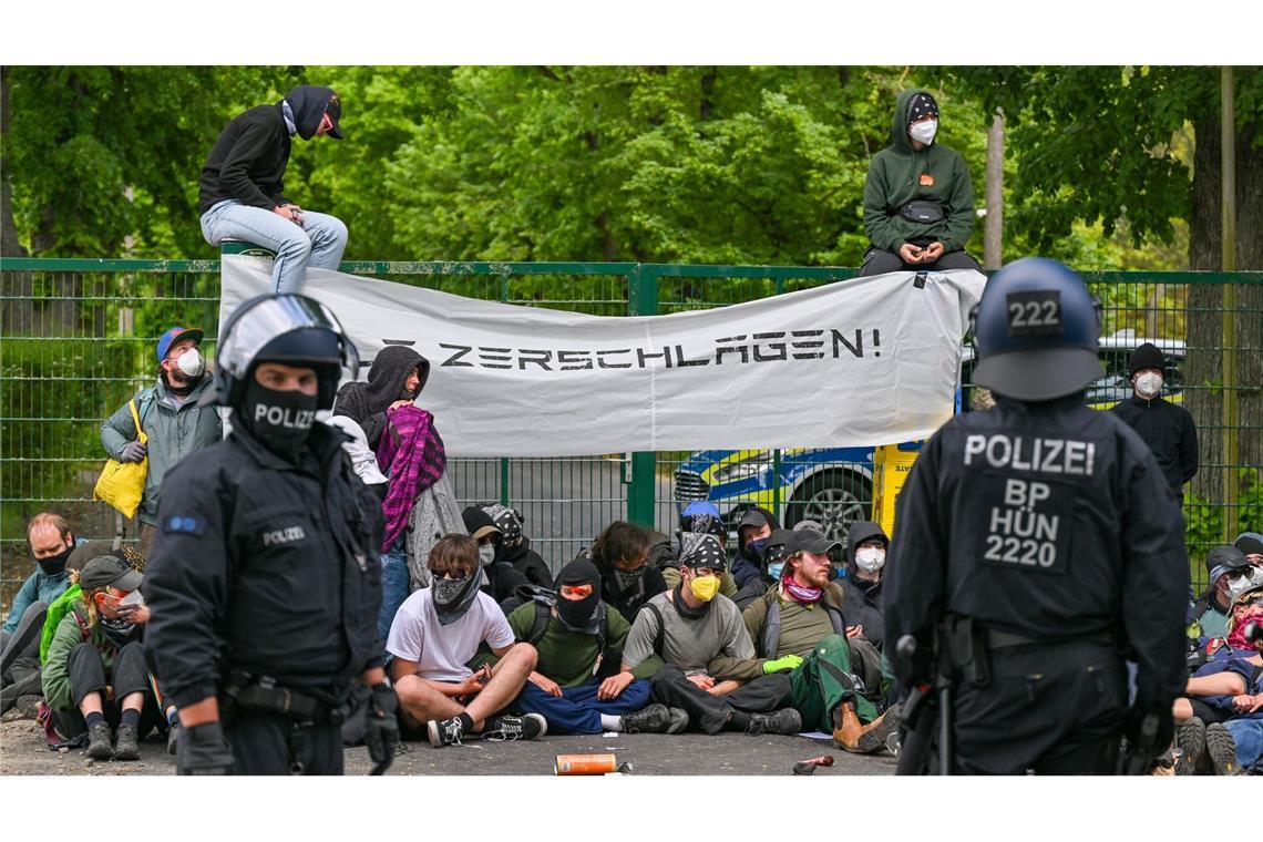 Auf einem Flugplatz in Neuhardenberg schafften es Demonstranten auf das Gelände.