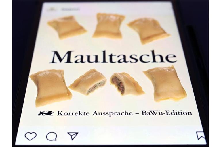 Auf einem iPad liegen kleine Maultaschen. Foto: Uli Deck/dpa/Symbolbild