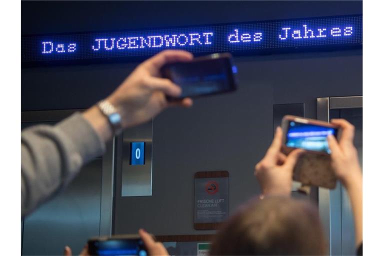 Auf einem Laufband erscheint „Jugendwort des Jahres“ über einen digitalen Newsticker. Foto: Peter Kneffel/dpa/Archivbild