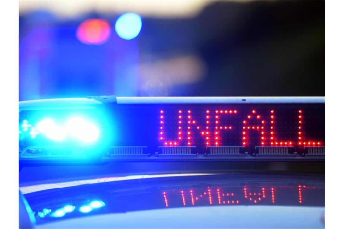 Frontalzusammenstoß in Stuttgarter Tunnel: Vollsperrung Auf einem Polizeifahrzeug warnt eine Leuchtschrift vor einer Unfallstelle. Foto: Stefan Puchner/dpa/Symbolbild