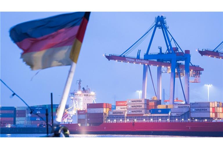 Auf einem Schiff im Hamburger Hafen weht die deutsche Flagge. (Archivbild)