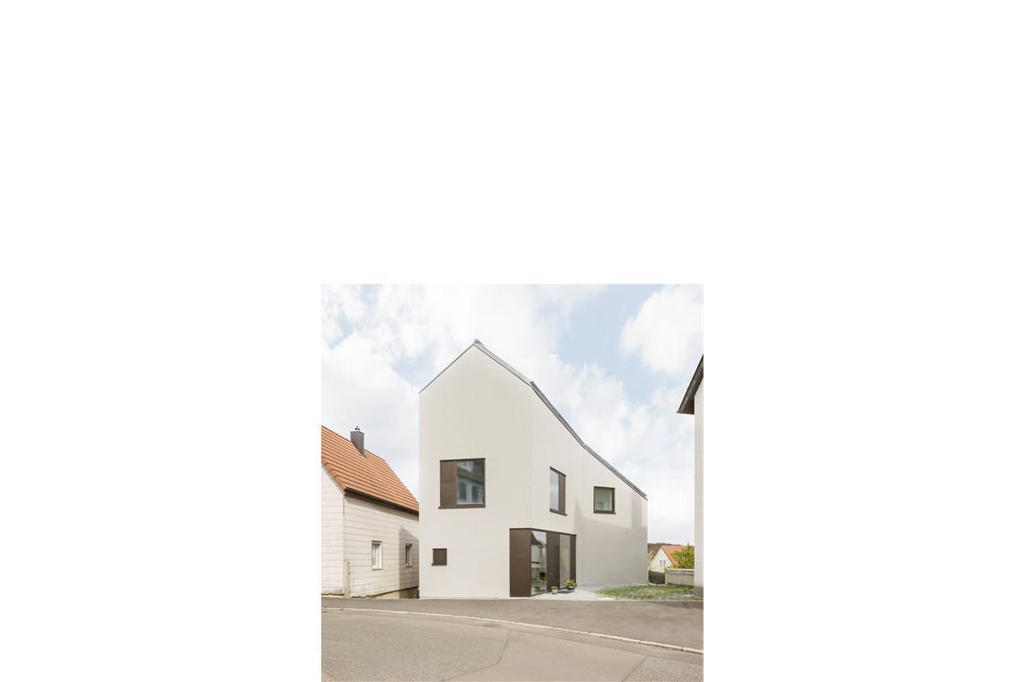 Auf einem schmalen Grundstück, dazu am Hang entstand dieses Einfamilienhaus, das die Stuttgarter Frey Architekten für ein junges Ehepaar entworfen haben.