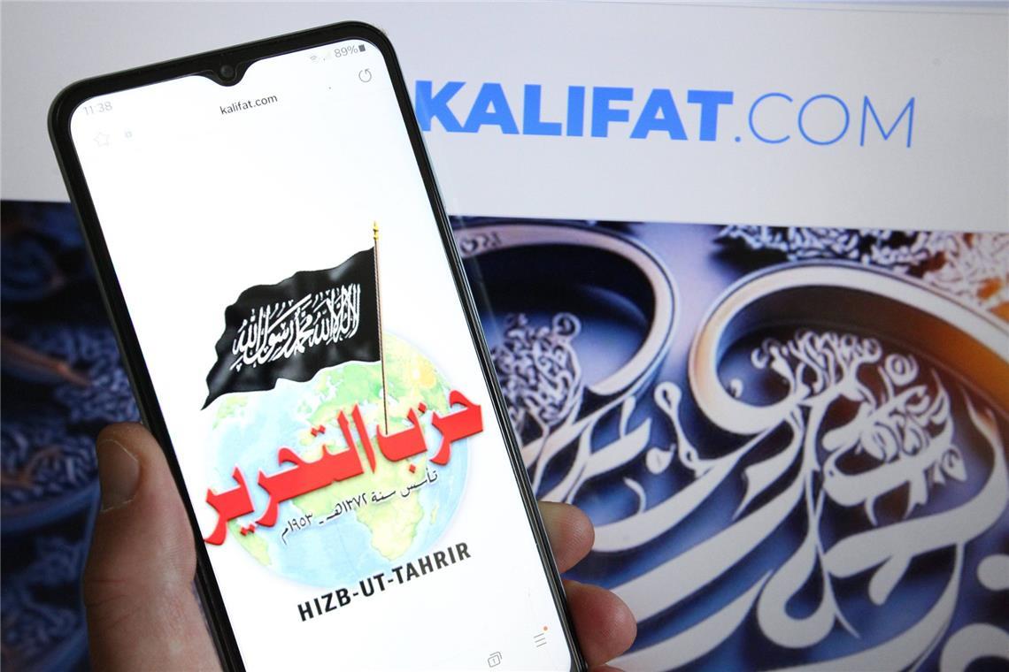 Auf einem Smartphone und einem Laptop wurde die Website Kalifat.com aufgerufen. Sie ist die offizielle Internetpräsenz der in Deutschland verbotenen islamistischen Gruppe Hizb ut-Tahrir.