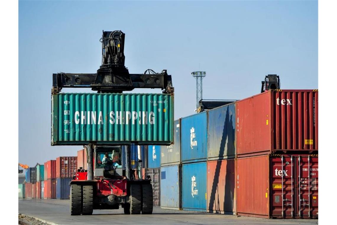 Trotz harter US-Handelsstrategie: Positives Echo in China Auf einem Terminal in der inneren Mongolei werden Container verladen. Foto: Lian Zhen/XinHua/dpa