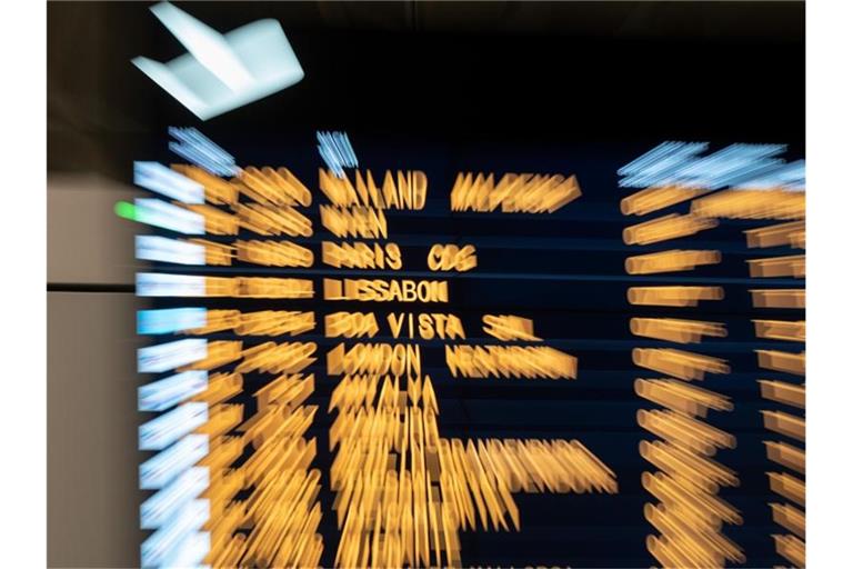 Auf einer Anzeigentafel werden im Terminal am Flughafen Urlaubs-Reiseziele angezeigt. Foto: Bernd Weißbrod/dpa/Symbolbild