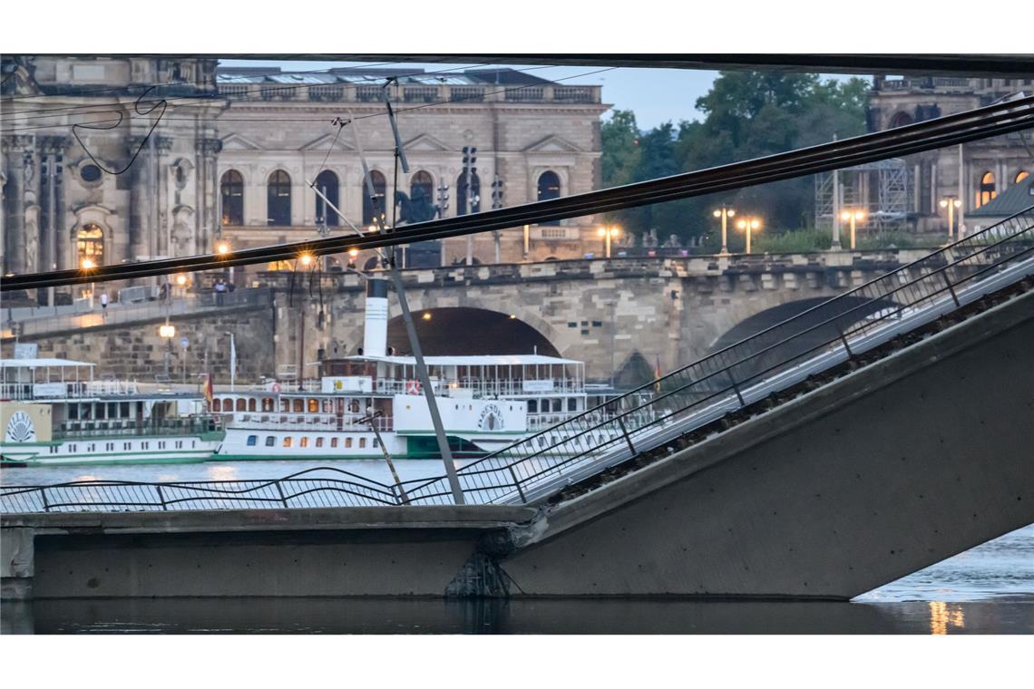 Auf einer Länge von etwa 100 Metern ist ein Teil der Brücke eingestürzt.