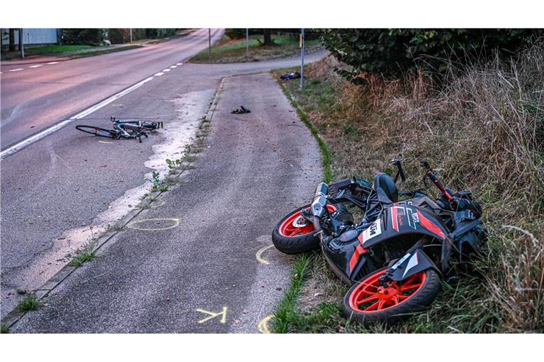 Auf einer Landstraße sind ein Motorradfahrer und ein Radler zusammengeprallt.