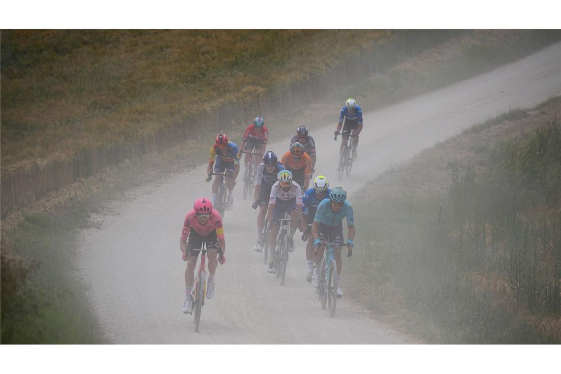 Auf einer staubigen Schotterstraße fährt eine Ausreißergruppe auf der 9. Etappe der Tour de France