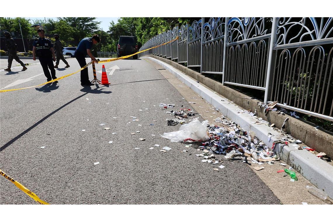 Auf einer Straße in Incheon liegt Müll aus einem vermutlich aus Nordkorea entsandten Ballon. In den letzten Tagen soll Nordkorea rund 600 Ballons mit großen Mengen von Müll über die Grenze nach Südkorea gesendet haben.