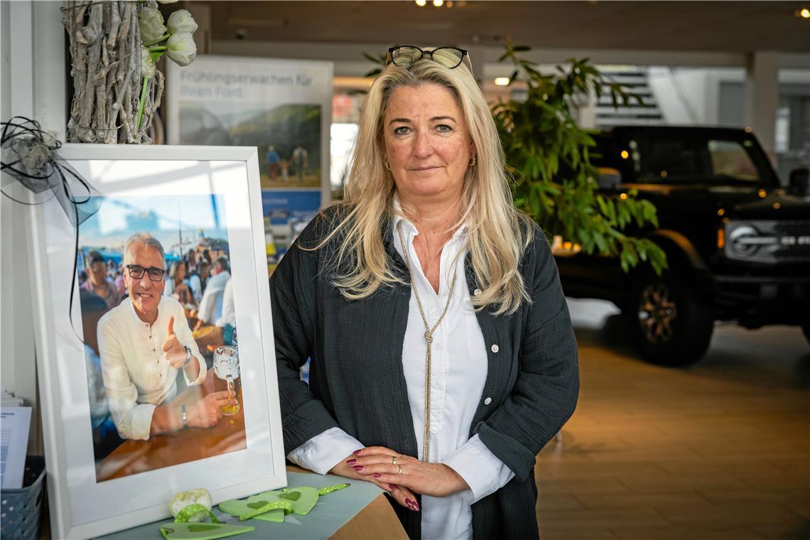 Auf Fotos ist der verstorbene Firmenchef Andreas Möhle in seinem Autohaus in Großaspach noch präsent, doch die unternehmerischen Entscheidungen muss seine Frau Andrea seit einem Jahr alleine treffen. Foto: Alexander Becher