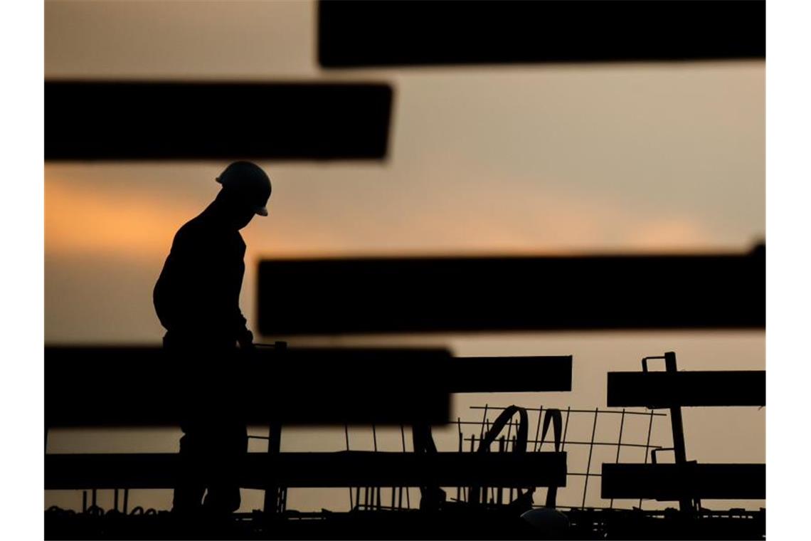 Auf Deutschlands Baustellen fehlt Material Auf rund einem Drittel der Hochbaustellen fehlt derzeit Material. Foto: Julian Stratenschulte/dpa