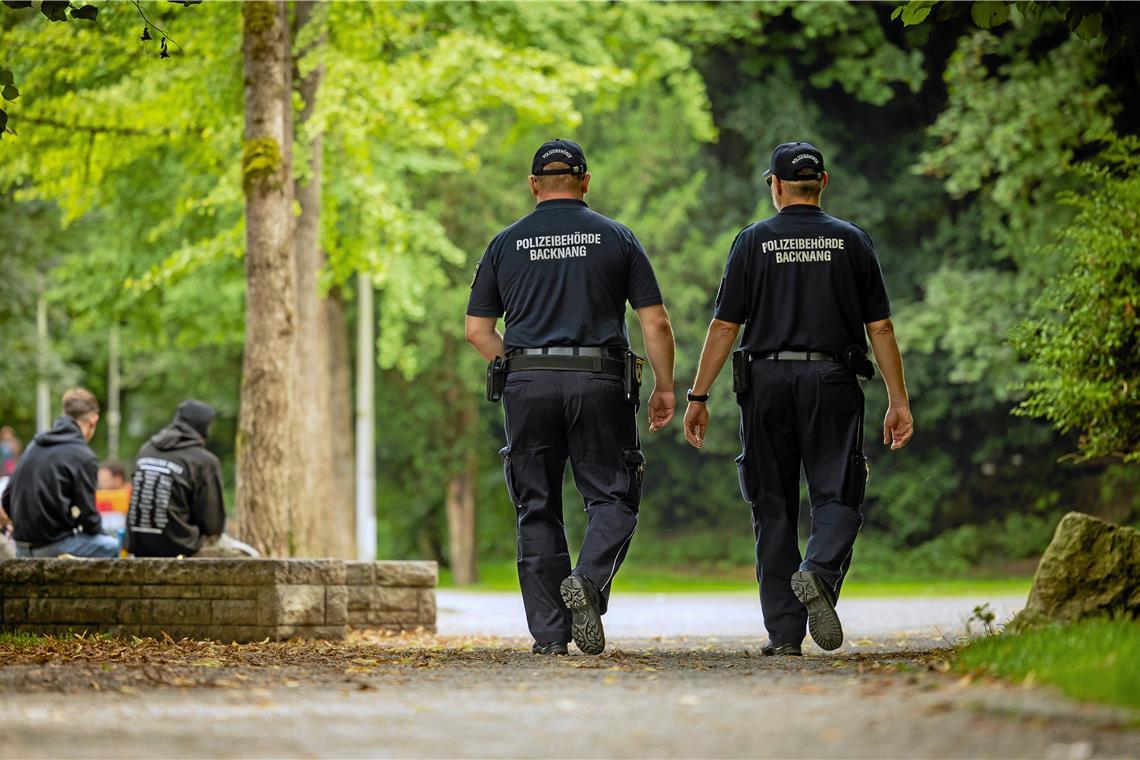 Auf Streife gehen Adam Michalski (links) und Eckhard Gromer die neuralgischen Punkte in Backnang ab. Dazu gehören der Fußweg an der Murr, die Obere Walke, der Rotgerberweg und der Bahnhof. Fotos: Alexander Becher