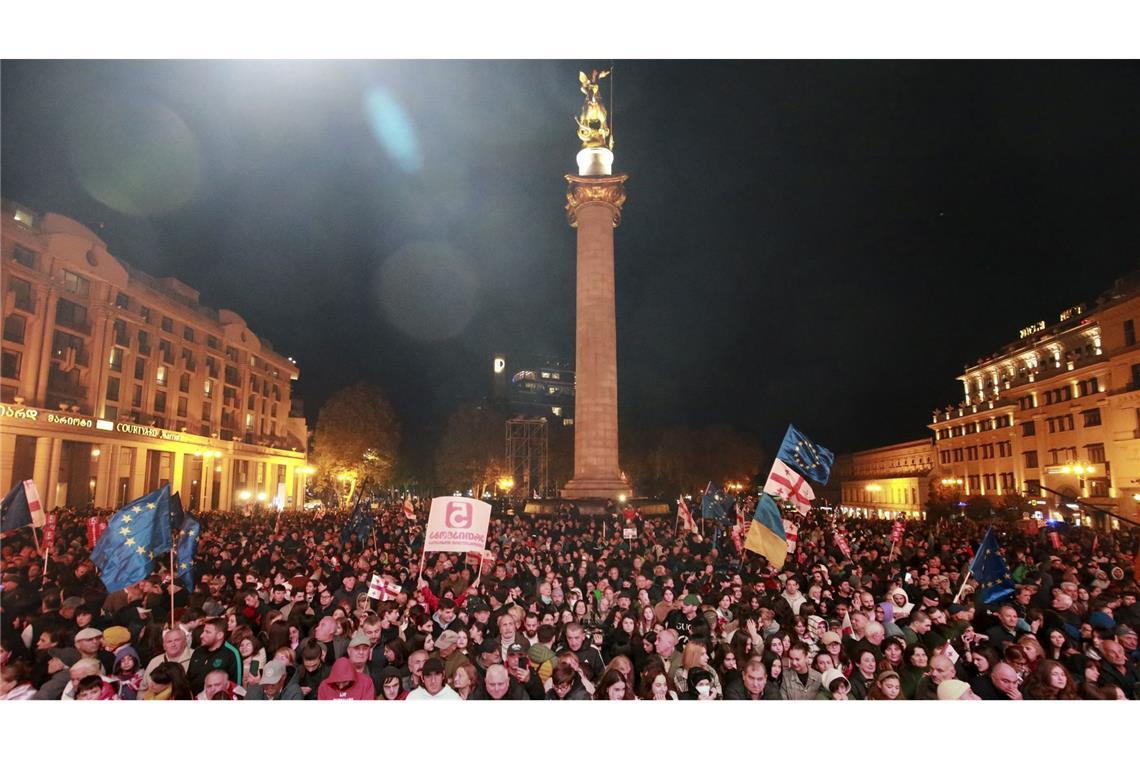 Aufgrund des Ausgangs der Parlamentswahl gab es am Montagabend Proteste.