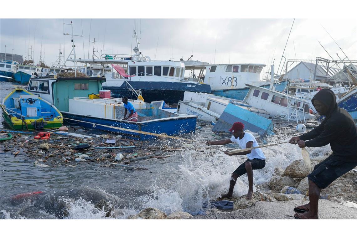 Aufräumarbeiten: Fischer ziehen ein vom Hurrikan "Beryl" beschädigtes Boot zurück zum Dock der Bridgetown Fisheries.