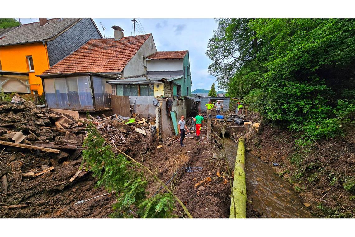 Aufräumarbeiten nach dem Hochwasser in Kirn-Sulzbach.