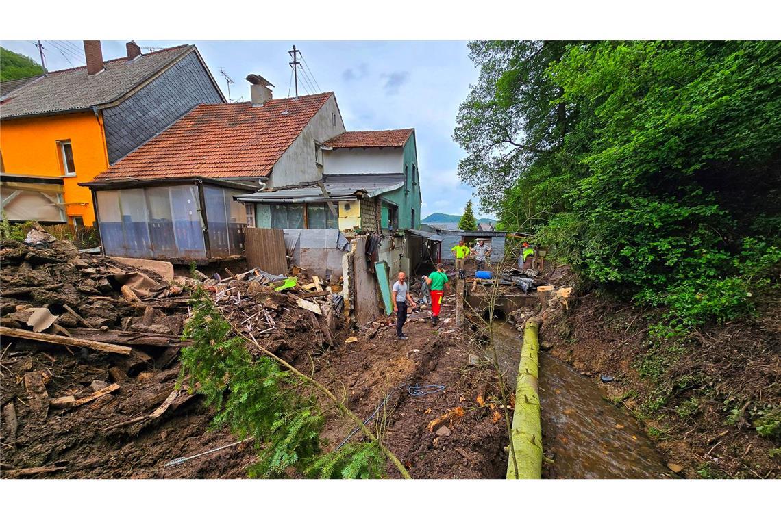 Aufräumarbeiten nach dem Hochwasser in Kirn-Sulzbach. Noch sind die Schäden des enormen Regens und Hochwassers im Saarland und in Rheinland-Pfalz nicht beseitigt.