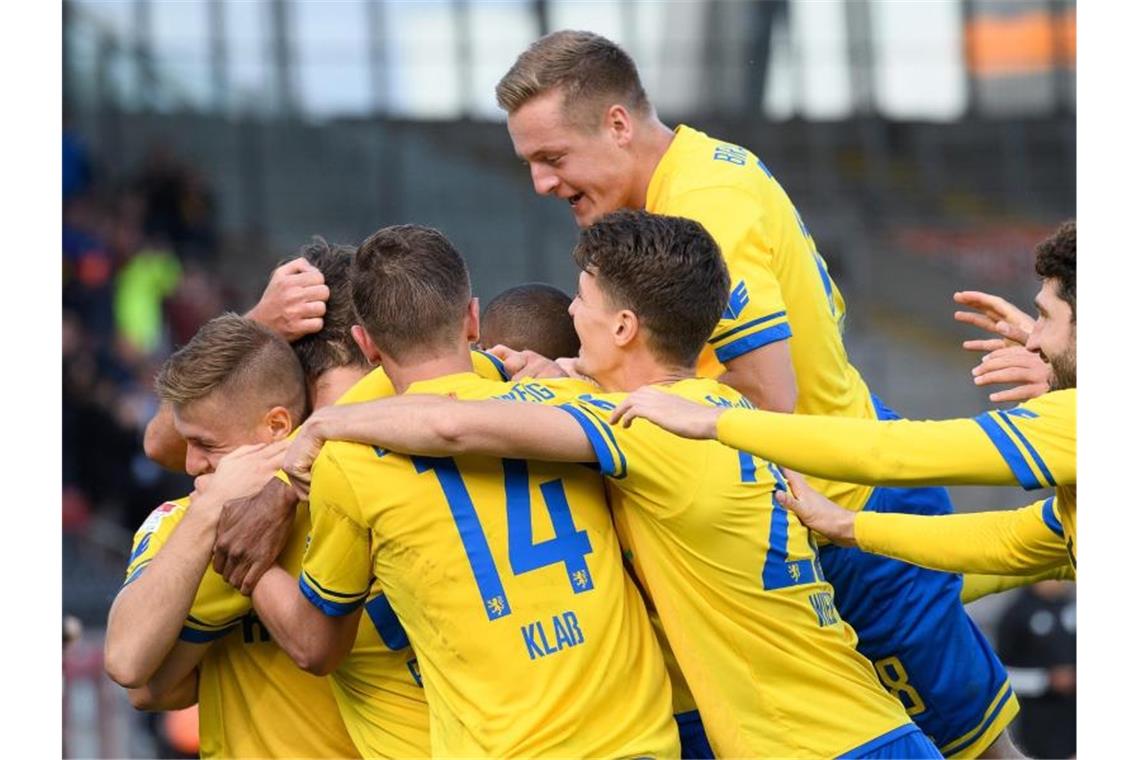 Aufsteiger Braunschweig feierte gegen Bochum den ersten Dreier der Saison. Foto: Swen Pförtner/dpa