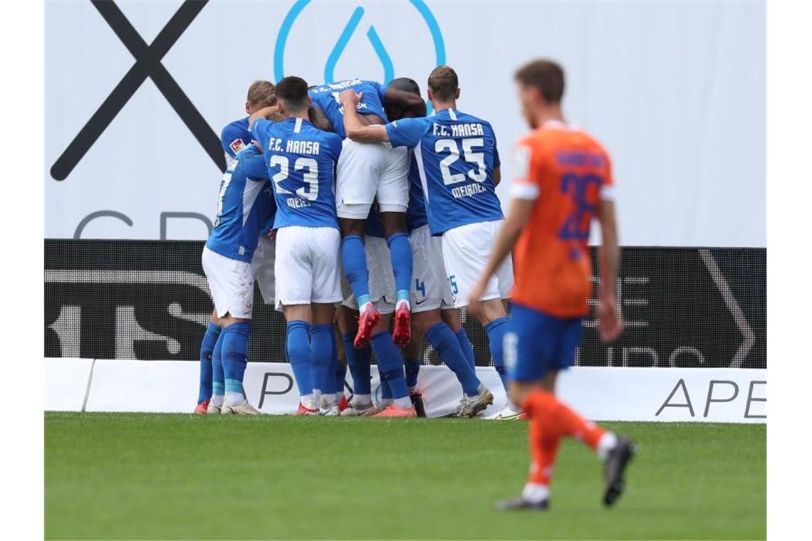 Regensburg bleibt Erster - Schalke siegt in Paderborn