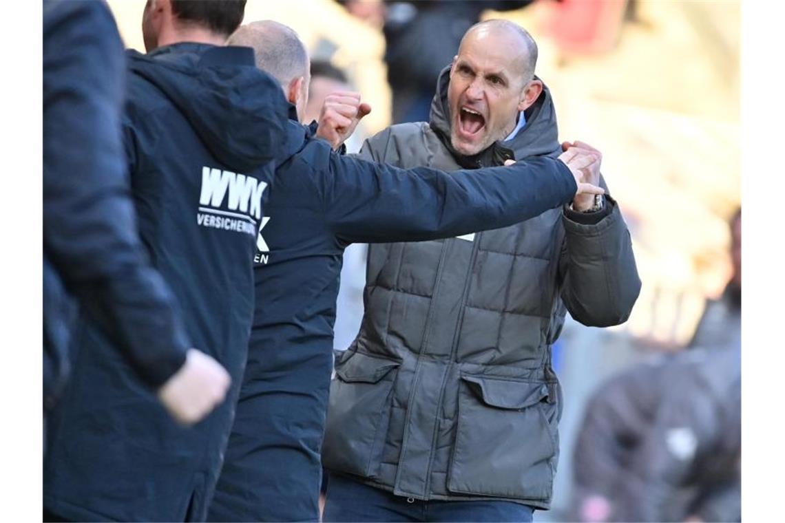 „Wichtiger Schritt“: Augsburg streift Abstiegssorgen ab Augsburgs Trainer Heiko Herrlich jubelt beim Schlusspfiff. Foto: Torsten Silz/dpa