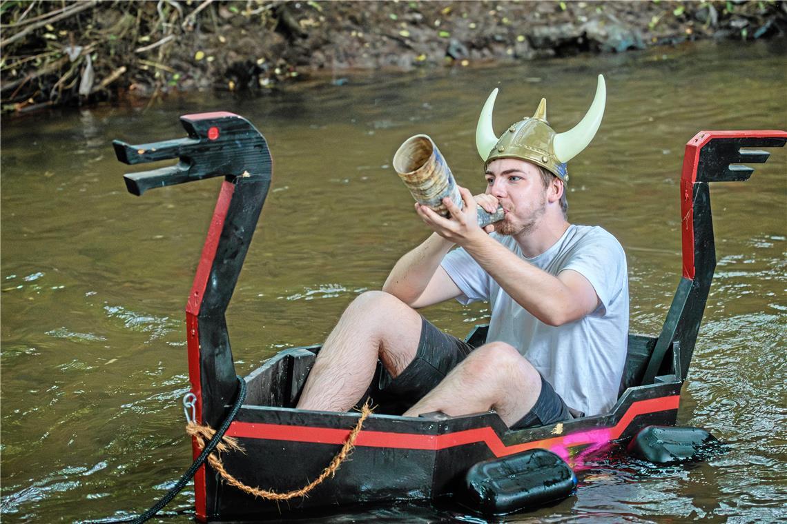 Aus dem kleinen Beiboot zum Wikingerschiff ertönt regelmäßig der Schlachtruf aus...