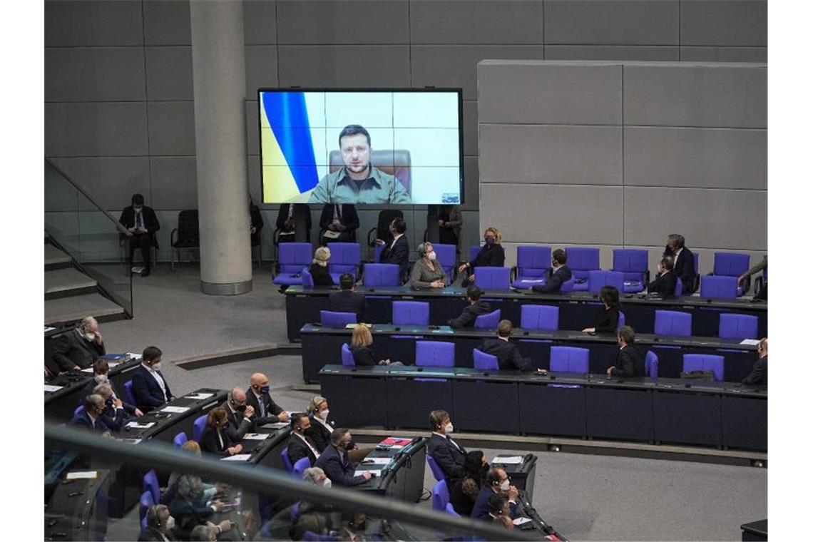 Ukrainischer Präsident verlangt mehr Hilfe von Deutschland Aus dem Kriegsgebiet wird der ukrainische Präsident Wolodymyr Selenskyj per Video ins Parlament zugeschaltet. Foto: Michael Kappeler/dpa
