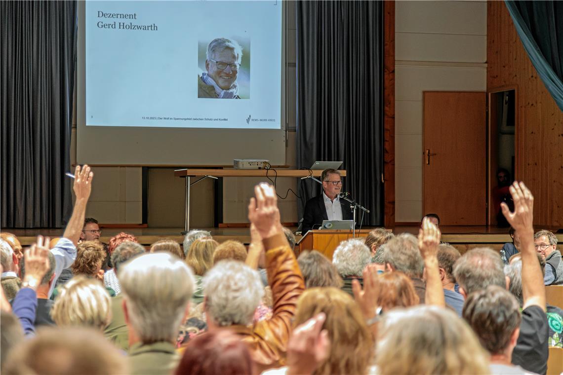 Aus dem Publikum gab es zahlreiche Fragen, auch an Dezernent Gerd Holzwarth (mittig am Rednerpult). Besonders beim Thema Weidetierhaltung und Herdenschutz entzündete sich eine Diskussion. Foto: Stefan Bossow