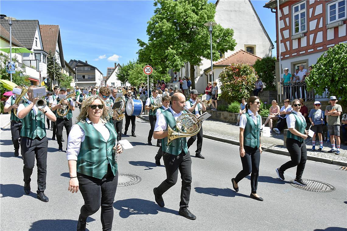 Aus der Nachbargemeinde Burgstetten war der Musikverein am Start. Der große Fest...