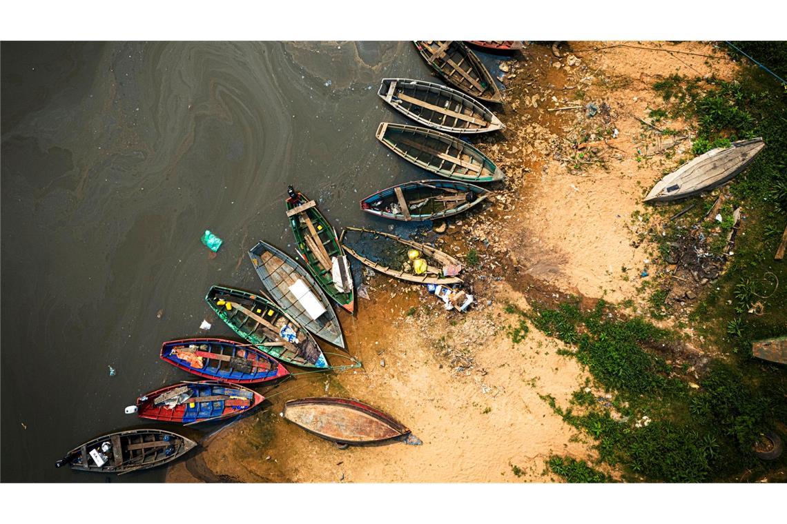 Aus der Vogelperspektive: Fischerboote liegen am Ufer des Flusses Paraguay