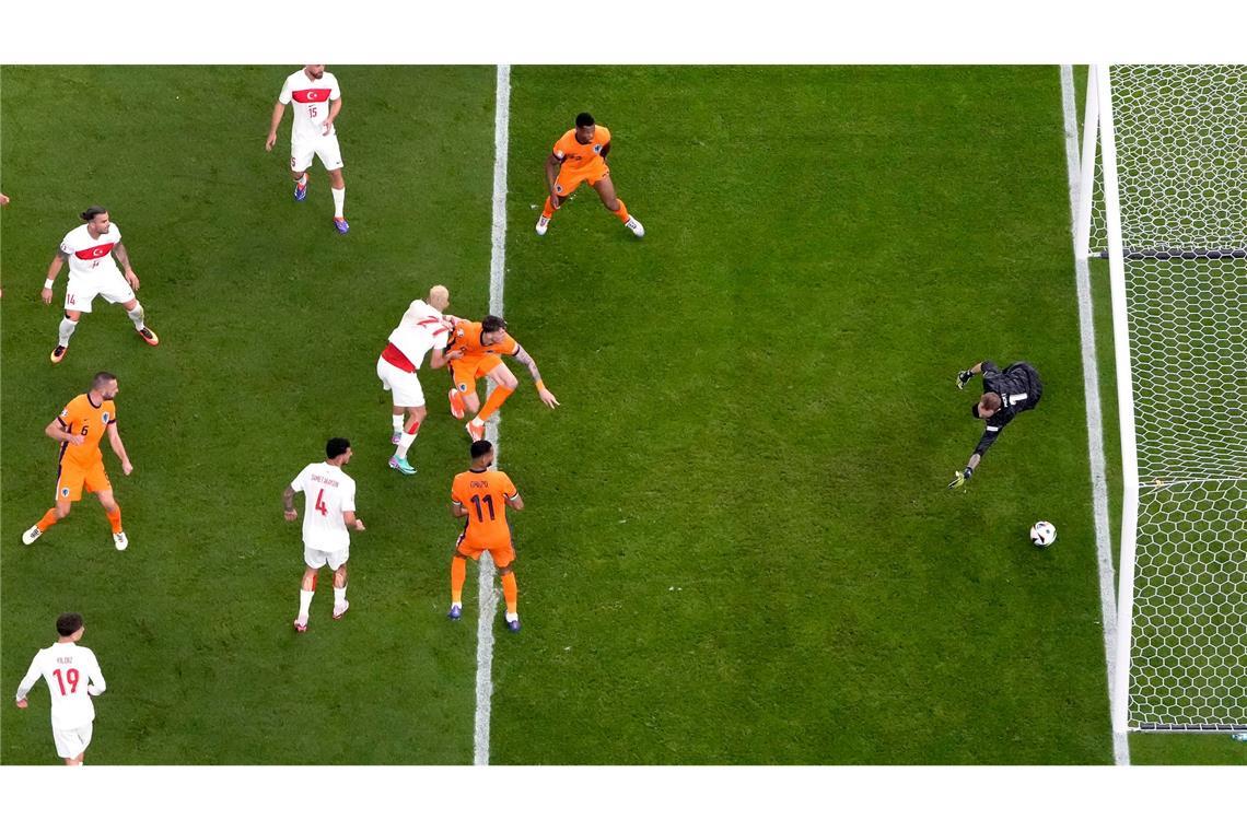 Aus der Vogelperspektive: Stefan de Vrij von den Niederlanden (M/l) erzielt per Kopf gegen Torhüter Mert Günok von der Türkei das Tor zum 1:1. Die Niederlande gewannen ihr EM Viertelfinalspiel mit 2:1.