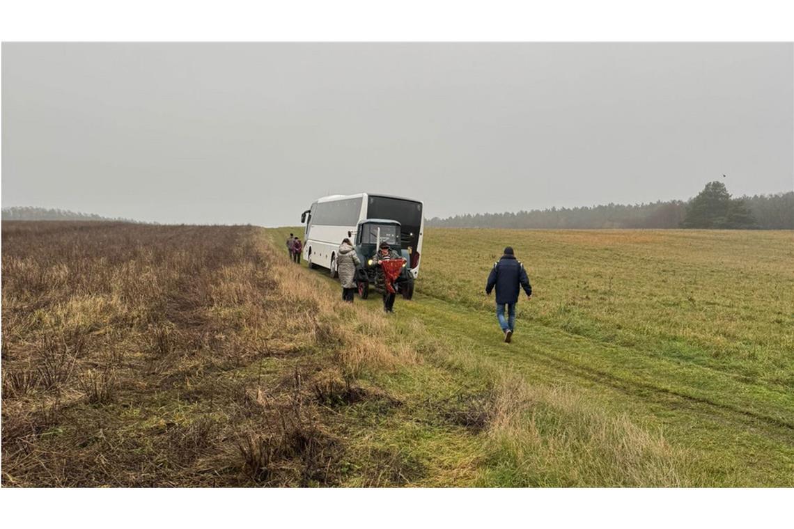 Aus dieser misslichen Lage gab es für den Reisebus zunächst kein Entkommen.