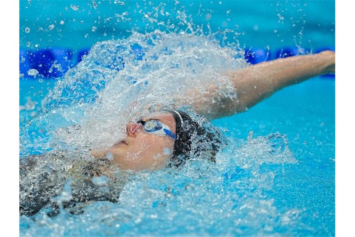 „Holzmedaille“ freut Mühlleitner - Schwimmer holen Schwung Aus im Vorkampf über 100 Meter Rücken: Laura Riedemann in Aktion. Foto: Michael Kappeler/dpa