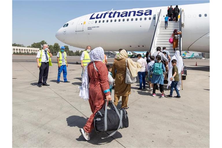 Aus Kabul evakuierte Personen gehen nach ihrer Registrierung durch die deutsche Botschaft zu einem Lufthansa-Flugzeug. Foto: Marc Tessensohn/Bundeswehr/dpa/Archivbild