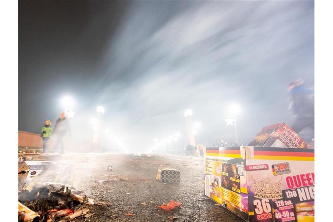 Silvester-Effekt: Feinstaubwerte weiter hoch Ausgebranntes Feuerwerk in Frankfurt am Main: Auch am zweiten Januar ist die Feinstaubbelastung in einigen deutschen Regionen hoch geblieben. Foto: Andreas Arnold/dpa