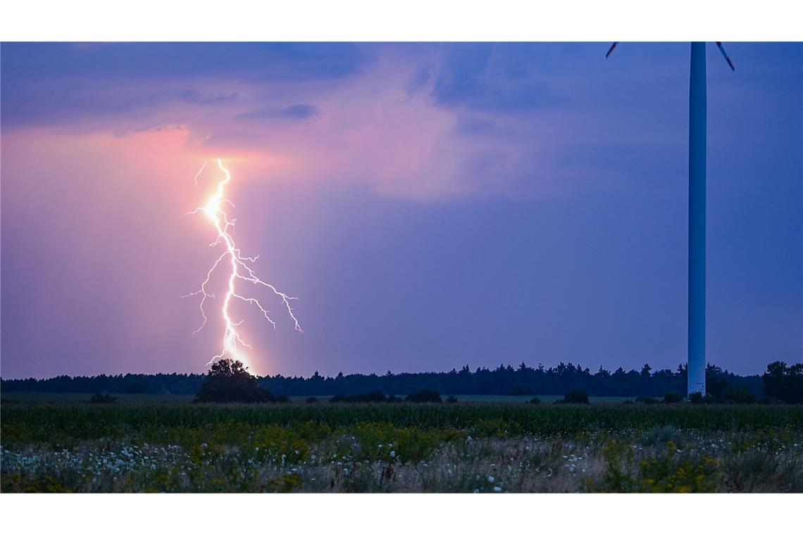 „Ausgehend vom Südschwarzwald breiten sich Gewitter aus“, sagte DWD-Meteorologin Sarah Müller. (Symbolbild)