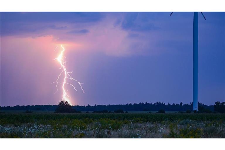 „Ausgehend vom Südschwarzwald breiten sich Gewitter aus“, sagte DWD-Meteorologin Sarah Müller. (Symbolbild)