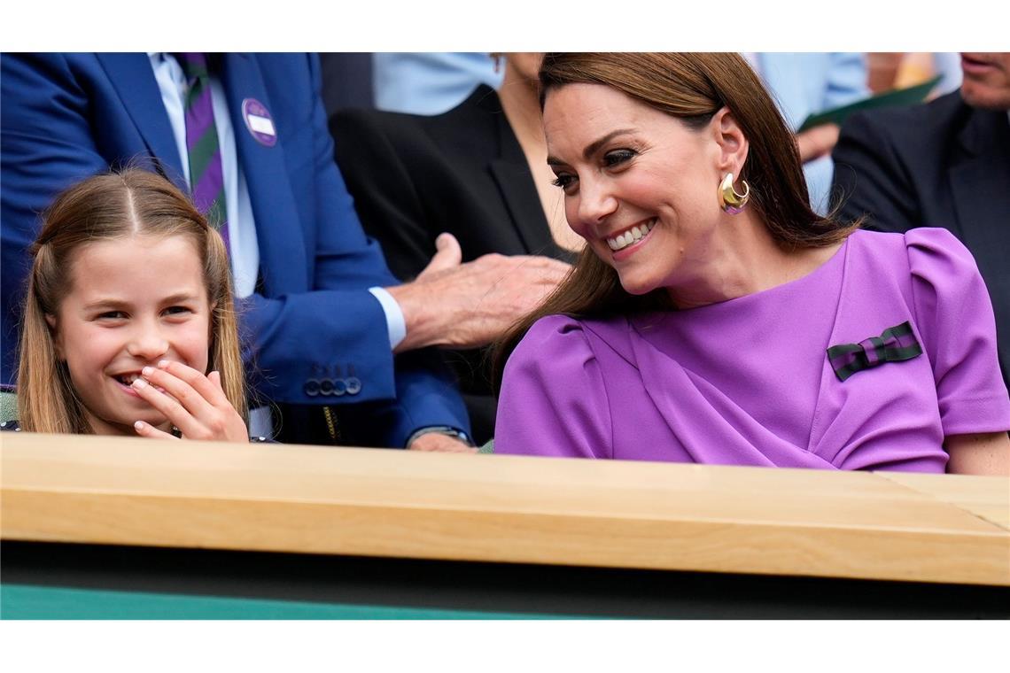 Ausgelassen auf der Tribüne: Charlotte und Kate.