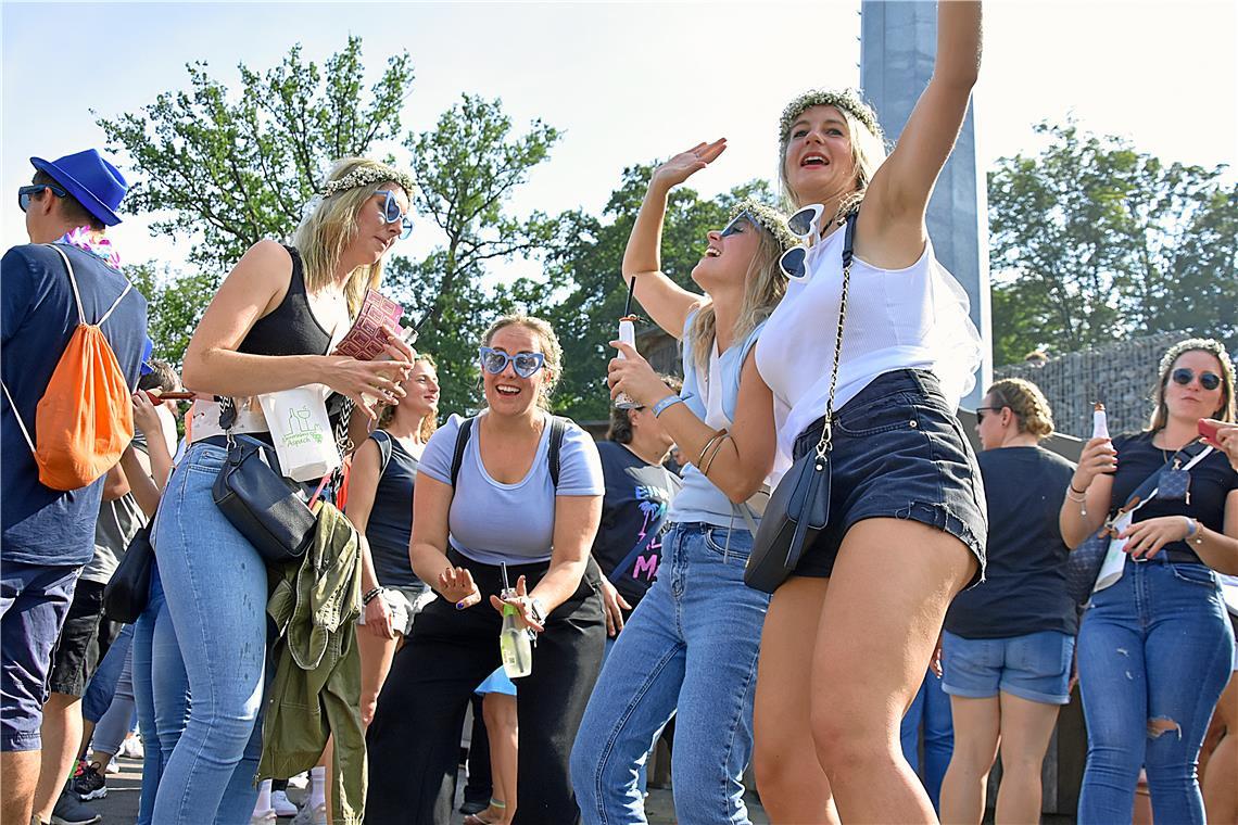 Ausgelassen wird zur DJ Musik abgetanzt.