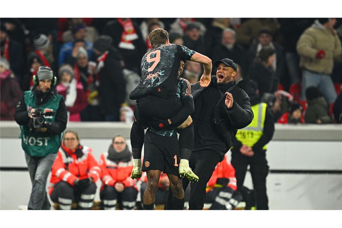 Ausgelassener Jubel: Die Bayern und Trainer Vincent Kompany (r) beim 3:1 in Stuttgart.