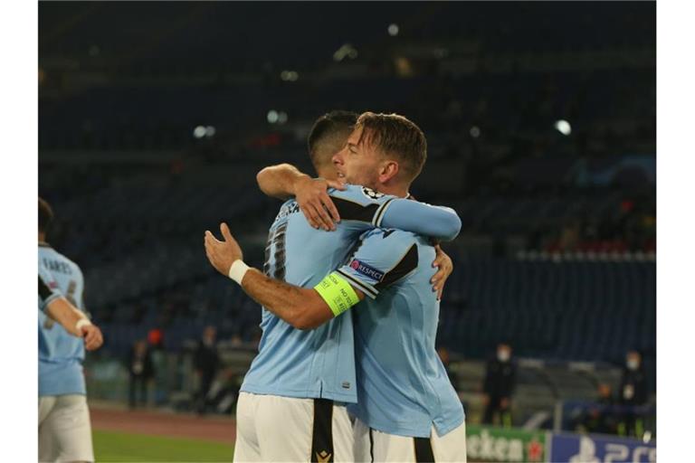 Ausgerechnet der Ex-Dortmunder Ciro Immobile (r) schoss gegen den BVB Lazios erstes Tor. Foto: Cesar Luis de Luca/dpa