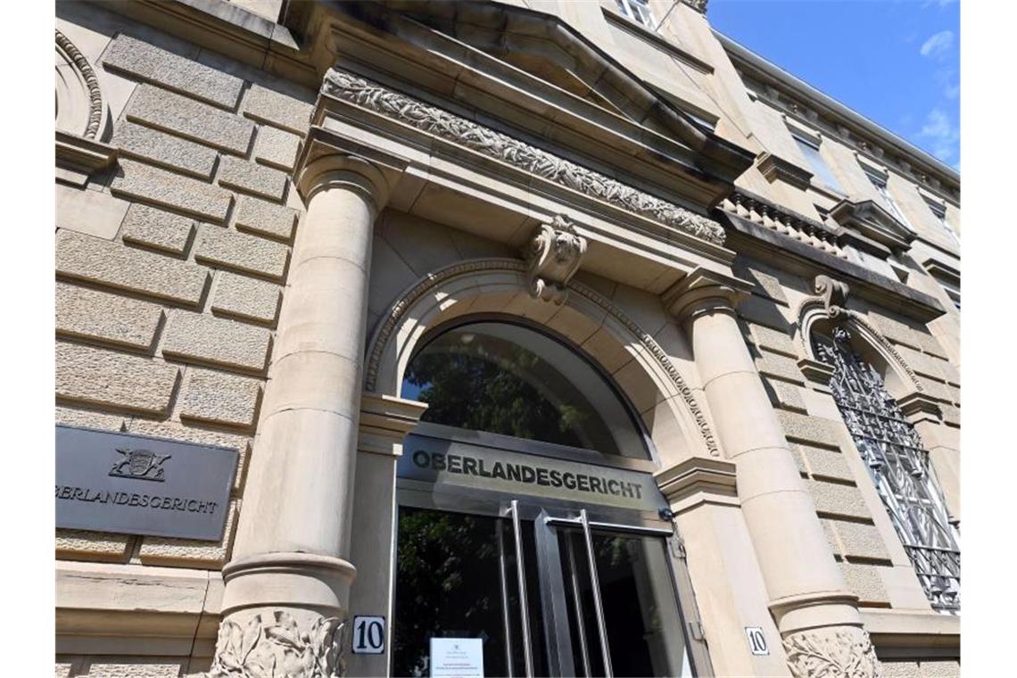 Gericht: Nur zwei Geschlechter beim Shopping diskriminieren Außenaufnahme des Oberlandesgericht Karlsruhe mit einer Hinweistafel: „Oberlandesgericht“. Foto: Uli Deck/dpa/Archiv