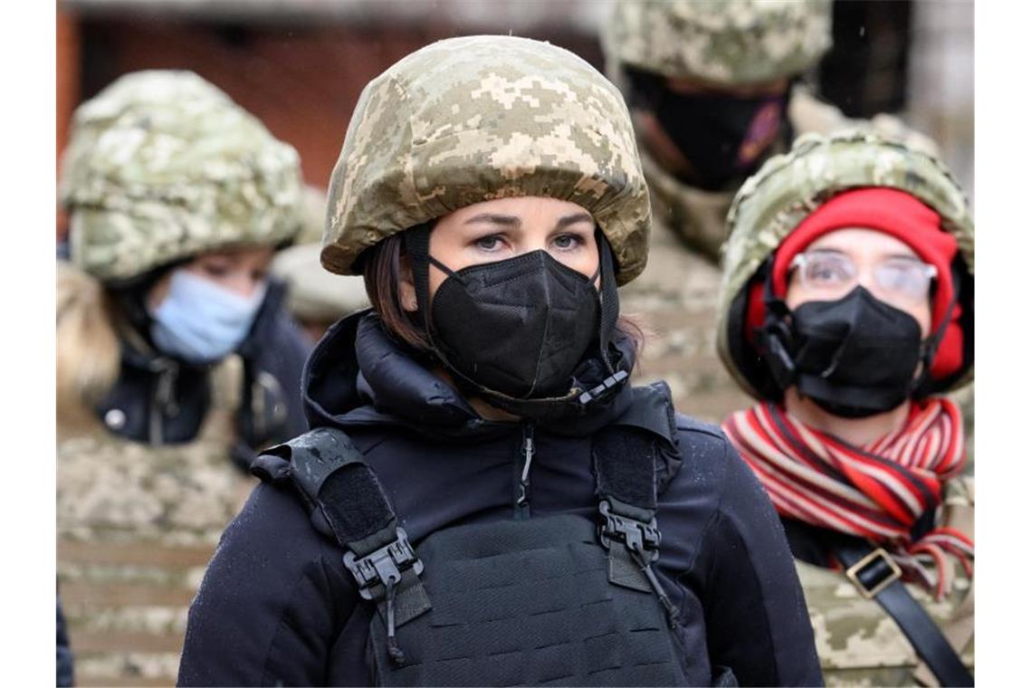 Scholz, Macron und Duda: Krieg in Europa verhindern Außenministerin Annalena Baerbock informiert sich im verlassenen Ort Schyrokyne an der Frontlinie zwischen der ukrainischen Armee und den von Russland unterstützten Separatisten über die Lage im Konfliktgebiet Donbass. Foto: Bernd von Jutrczenka/dpa