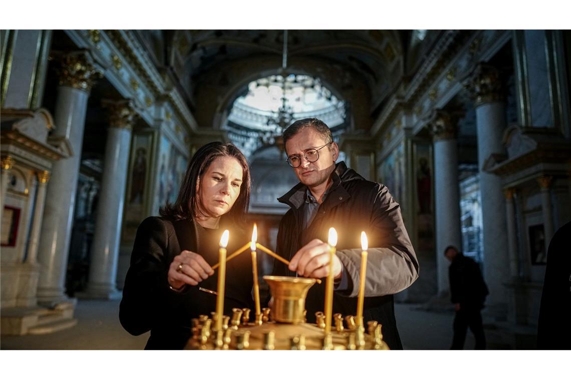 Außenministerin Annalena Baerbock und ihr ukrainischer Amtskollege Dmytro Kuleba beim Besuch der Verklärungskathedrale in der Hafenstadt Odessa.