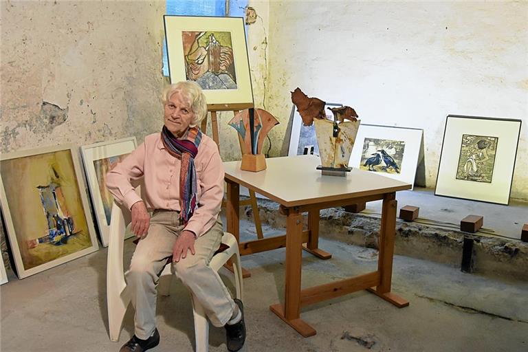 Außergewöhnlicher Ausstellungsort: In einem ehemaligen Stall präsentiert Hansine Schwer an diesem Wochenende rund 50 ihrer Kunstwerke. Foto: Tobias Sellmaier